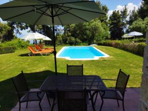 Bazén v ubytování Stone Made Private Pool Villas Kriopigi nebo v jeho okolí