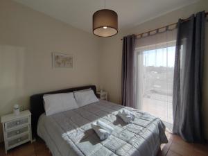 een slaapkamer met een bed met twee teddyberen erop bij Penthouse View in Preveza