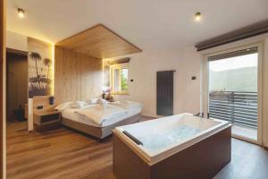 A bed or beds in a room at Hotel Castel Mani