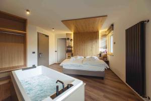 A bed or beds in a room at Hotel Castel Mani