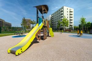un parque infantil con tobogán en Urban & Green Apartments by Ambiente en Prievoz