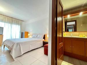 une chambre avec un lit et une salle de bain avec un lavabo dans l'établissement Tossa de Mar Veran, parking Wifi, 100m de la playa, à Tossa de Mar 35 autres photos