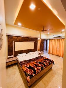 ein Schlafzimmer mit einem großen Bett in einem Zimmer in der Unterkunft Monalisa lawns in Thane