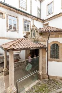 ein Gebäude mit einem Glaseingang und einem Dach in der Unterkunft São Bento Apartment - Minho's Guest in Braga
