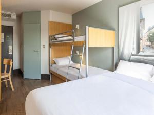 1 dormitorio con 2 camas y 1 litera en B&B HOTEL Rennes Est Cesson Sévigné, en Cesson-Sévigné