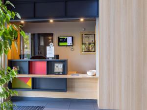 a restaurant with a counter with a cash register at B&B HOTEL Rennes Est Cesson Sévigné in Cesson-Sévigné