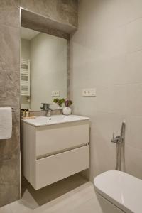 Baño blanco con lavabo y aseo en Be Bop by FeelFree Rentals, en San Sebastián