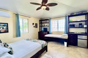 Postel nebo postele na pokoji v ubytování Las Casitas of Villa Paraiso / Beachfront & Pool