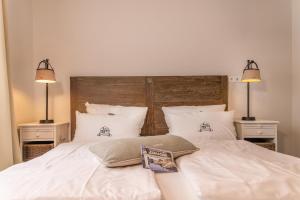 Postel nebo postele na pokoji v ubytování HOTEL DÜNENLÄUFER Carolinensiel