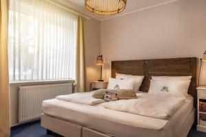 Postel nebo postele na pokoji v ubytování HOTEL DÜNENLÄUFER Carolinensiel