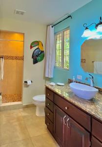 Koupelna v ubytování Las Casitas of Villa Paraiso / Beachfront & Pool