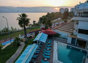 un hotel con piscina, mesas y sillas en Tema 242 Hotel, en Antalya