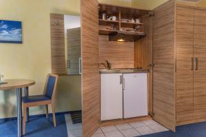 Kuchyň nebo kuchyňský kout v ubytování HOTEL DÜNENLÄUFER Carolinensiel