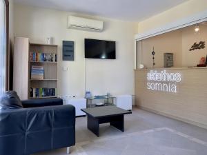 Televízia a/alebo spoločenská miestnosť v ubytovaní Skiathos Somnia