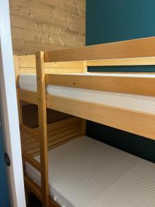 quelques lits superposés dans une chambre dans l'établissement Serre Chevalier Chantemerle Appartement pour 4 personnes, Résidence les Mélèzes, à Saint-Chaffrey