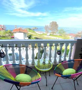 uma varanda com 2 cadeiras e vista para o oceano em Perla Del Mar Studio PANORAMA First line em Lozenets