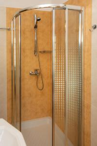 シロピカドにあるModi Resortのバスルーム(ガラスドア付きのシャワー付)