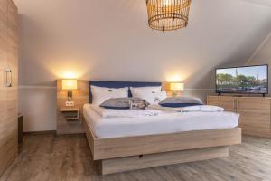 Postel nebo postele na pokoji v ubytování HOTEL DÜNENLÄUFER Carolinensiel + 37 fotografií