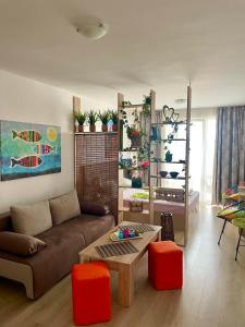 uma sala de estar com um sofá e uma mesa em Perla Del Mar Studio PANORAMA First line em Lozenets