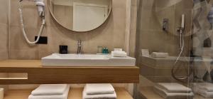 een badkamer met een wastafel en een douche bij Jolly Charme Suite in Messina