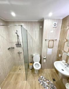 een badkamer met een douche, een toilet en een wastafel bij Perla Del Mar Studio PANORAMA First line in Lozenets