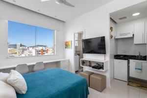 1 dormitorio con 1 cama y TV de pantalla plana en Loft Catete, en Río de Janeiro