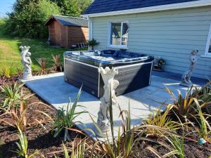 Gallery image of 3 Bed-Sleeps 6-Pets-River View-Hot Tub in Belturbet +15 photos