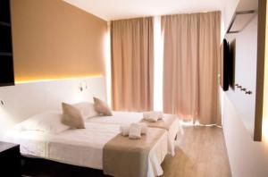 ein Hotelzimmer mit einem Bett mit Handtüchern darauf in der Unterkunft Planet Hotels ONE - Adults Only 16 years in El Arenal