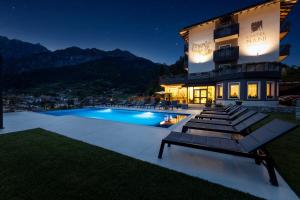 The swimming pool at or close to Hotel Castel Mani