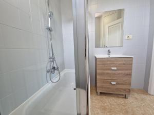 A bathroom at Bonito piso a de Candela en O Grove
