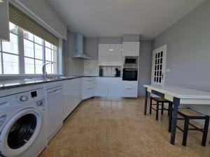 A kitchen or kitchenette at Bonito piso a de Candela en O Grove