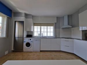 A kitchen or kitchenette at Bonito piso a de Candela en O Grove