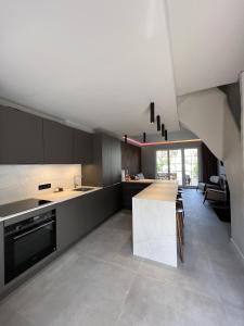 Küche/Küchenzeile in der Unterkunft Casa iKa Port Grimaud - Maison 4 chambres + amarrage