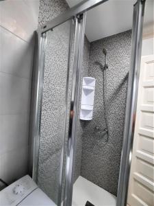 um chuveiro com uma porta de vidro na casa de banho em ZioCarlo/Las Americas em Playa de las Americas