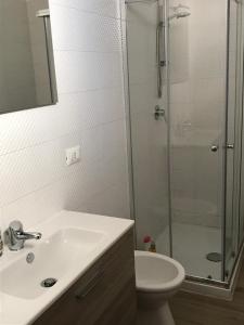 bagno con lavandino, doccia e servizi igienici di La Porta Del Sole a Nova Siri Marina