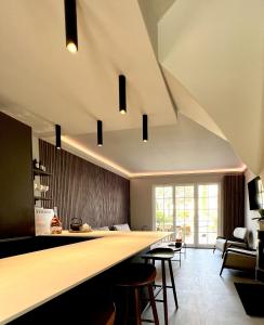 eine Küche mit einer Theke und Hockern in einem Zimmer in der Unterkunft Casa iKa Port Grimaud - Maison 4 chambres + amarrage in Grimaud
