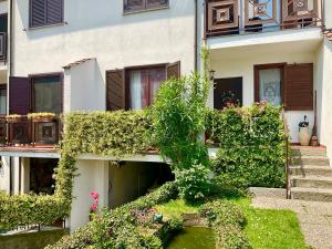 a building with a bunch of ivy growing on it at Rana B&B in Ornago