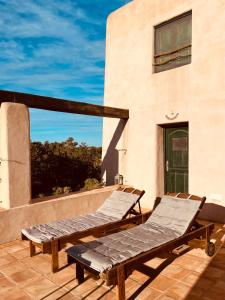 zwei Liegen auf dem Balkon eines Hauses in der Unterkunft Villa Turquoise Formentera in Sant Ferran de Ses Roques