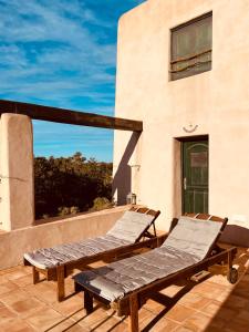 due chaise longue sul balcone di una casa di Villa Turquoise Formentera a San Ferrán de ses Roques