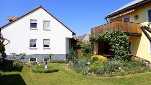 uma casa com um jardim em frente em FeWo 1 Rolf Koglin em Gunzenhausen