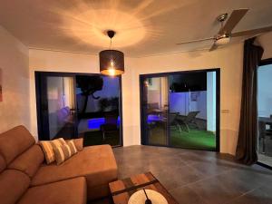 uma sala de estar com um sofá e uma mesa em Luxury 3-bedroom villa with private pool in Marina Rubicon, Playa Blanca, Lanzarote em Playa Blanca