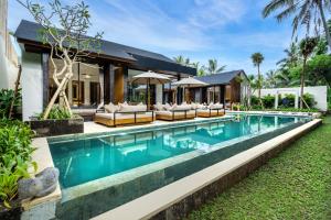 een overloopzwembad voor een villa bij Villa Leda by BaliSuperHost in Ubud