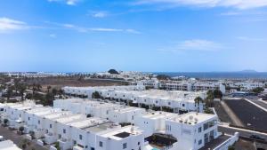 Una vista aérea de una ciudad con edificios blancos. en Luxury 3-bedroom villa with heated private pool - in Marina Rubicon, Playa Blanca, Lanzarote, en Playa Blanca