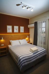 阿奇亞卡的住宿－No 22 Riders' Inn，一间卧室设有一张大床和一个窗户。