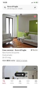 eine Seite eines Wohnzimmers mit Sofa und Wohnzimmer in der Unterkunft New home Orizzonte in Ruvo di Puglia