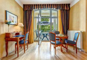 d'une salle à manger avec une table, des chaises et une fenêtre. dans l'établissement Villa Seeschloss, à Heringsdorf