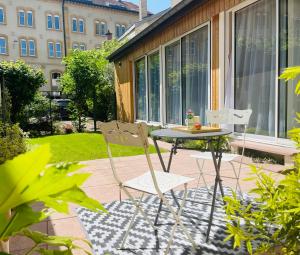 eine Terrasse mit einem Tisch und 2 Stühlen in der Unterkunft Hédoné Suite de luxe et Spa privatif in Nancy