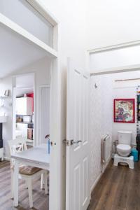 倫敦的住宿－Plush Stay for Four in Central Brixton，白色的客房设有卫生间和桌子。
