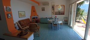 ein Wohnzimmer mit einem Tisch und Stühlen sowie ein Zimmer in der Unterkunft PinkSunsetRavello in Ravello
