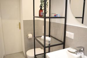 Koupelna v ubytování BLOOM - Cozy Apartment, 5 stops to City Center + 14 fotografií